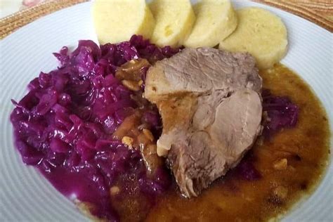 Pečená krkovička s červeným zelím a knedlíkem